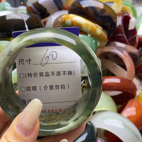 蛇纹石玉手镯未镶嵌