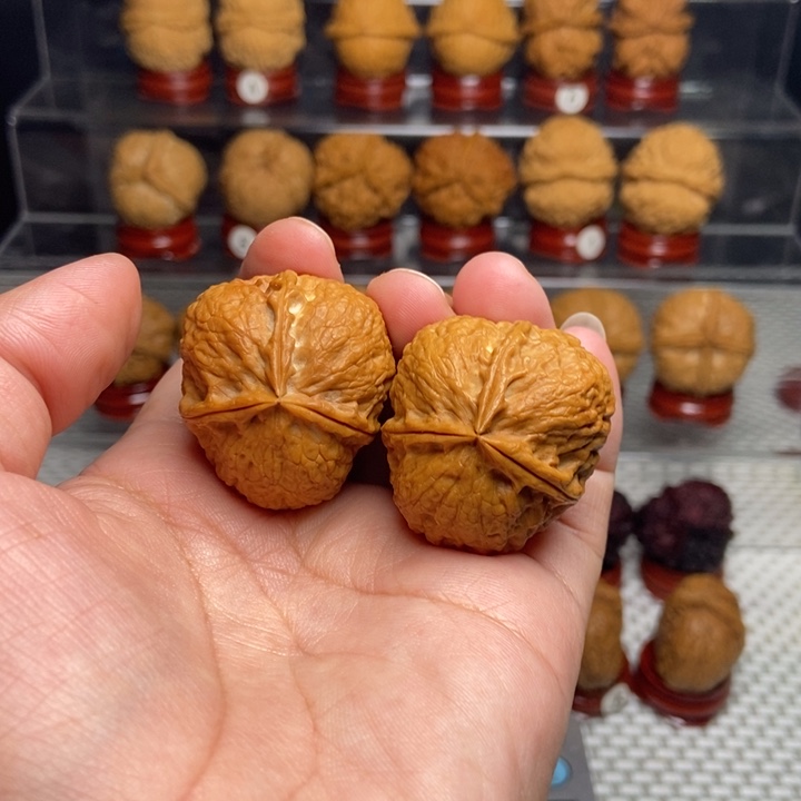 文玩核桃把件红玛瑙三棱55