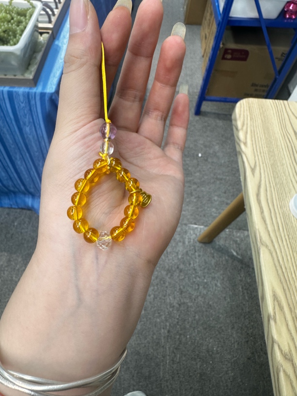 设计款暴力黄手机挂