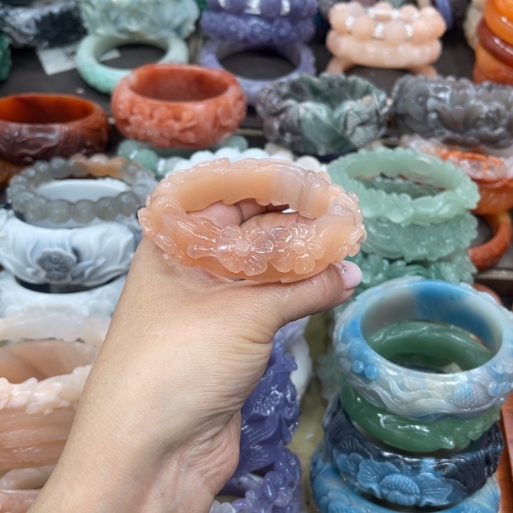 王***琳石英岩玉未镶嵌手镯