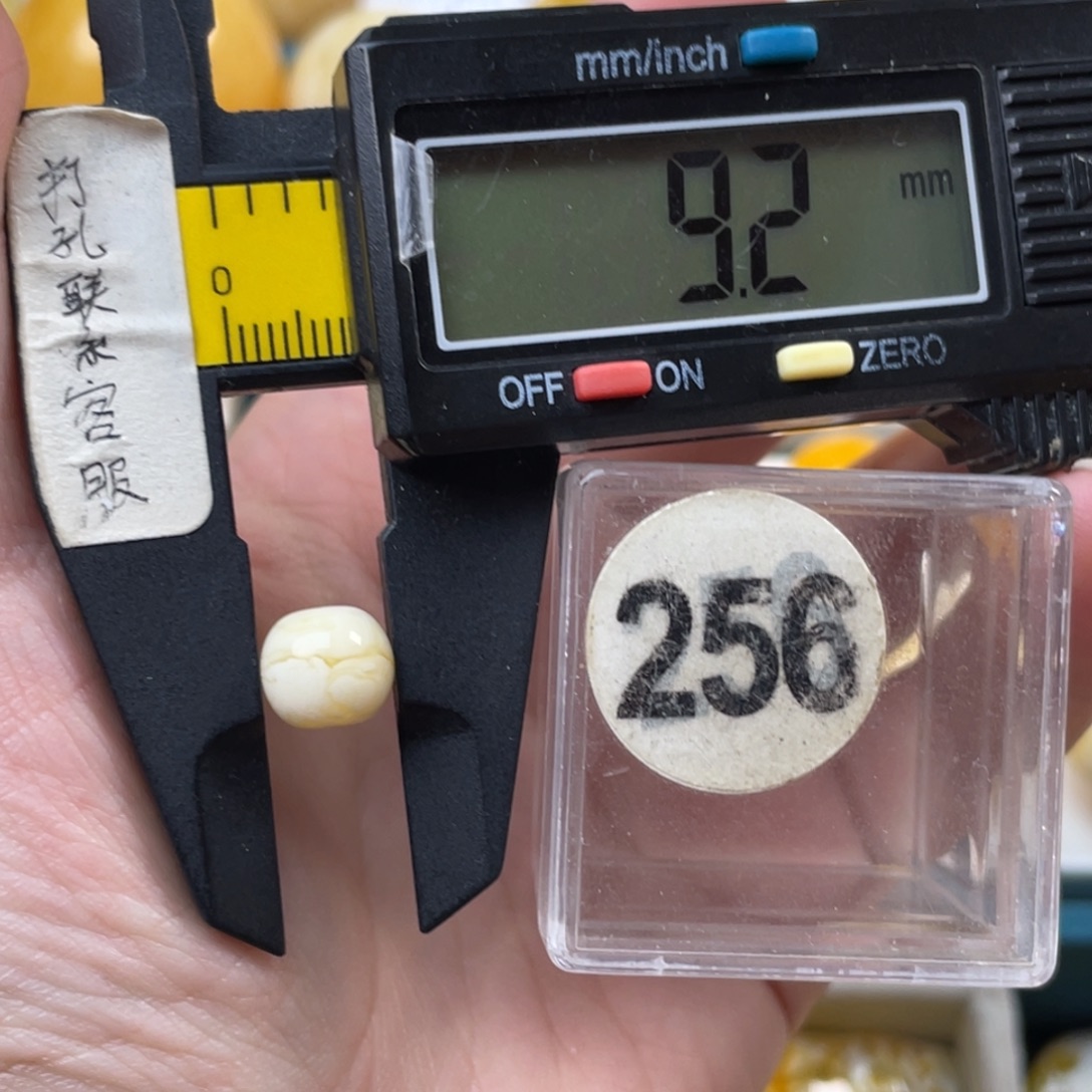 蜜蜡未镶嵌珠宝奇石