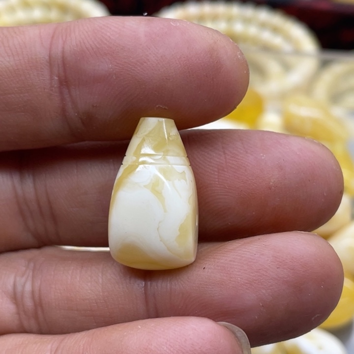 琥珀未镶嵌裸石三通