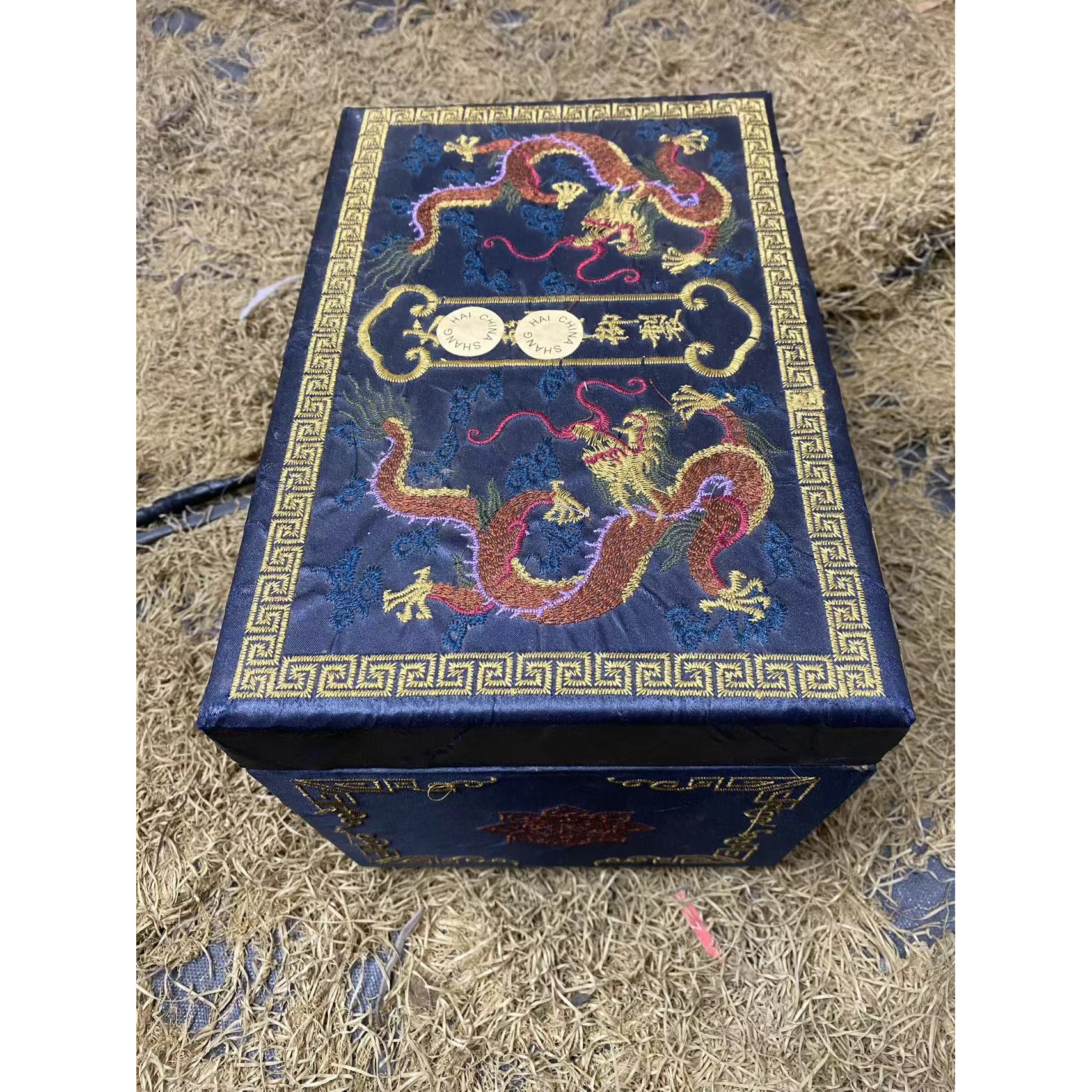 木刺绣黑箱装饰摆件（金三甄选）2