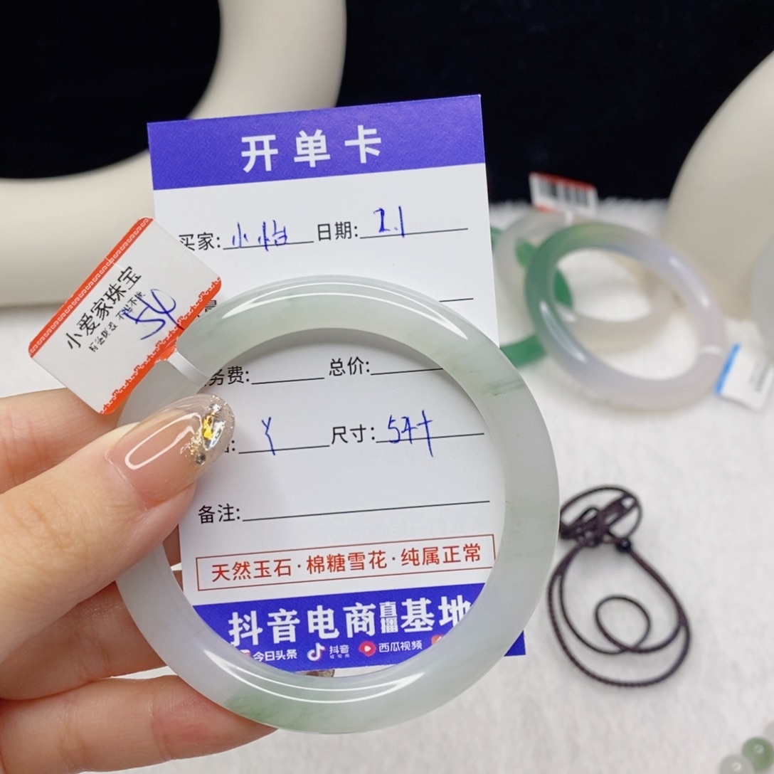 石英质玉手镯未镶嵌小***嘛