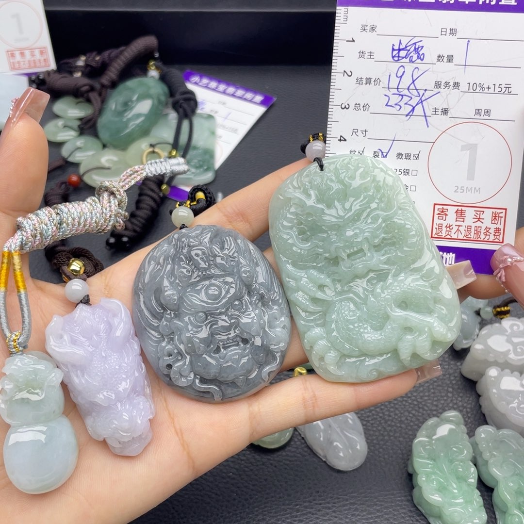 翡翠未镶嵌颈饰多样性发一件