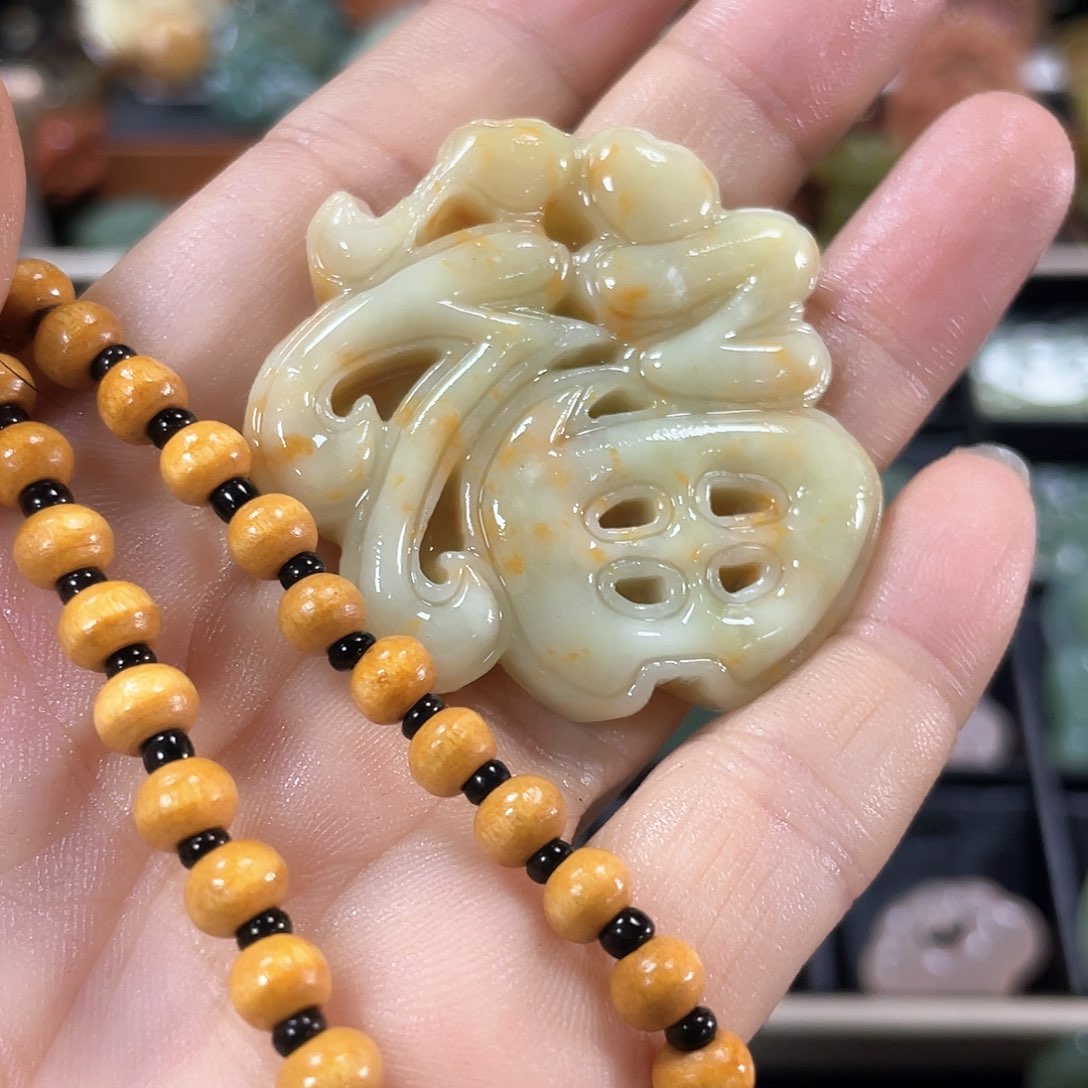 蛇纹石玉颈饰未镶嵌