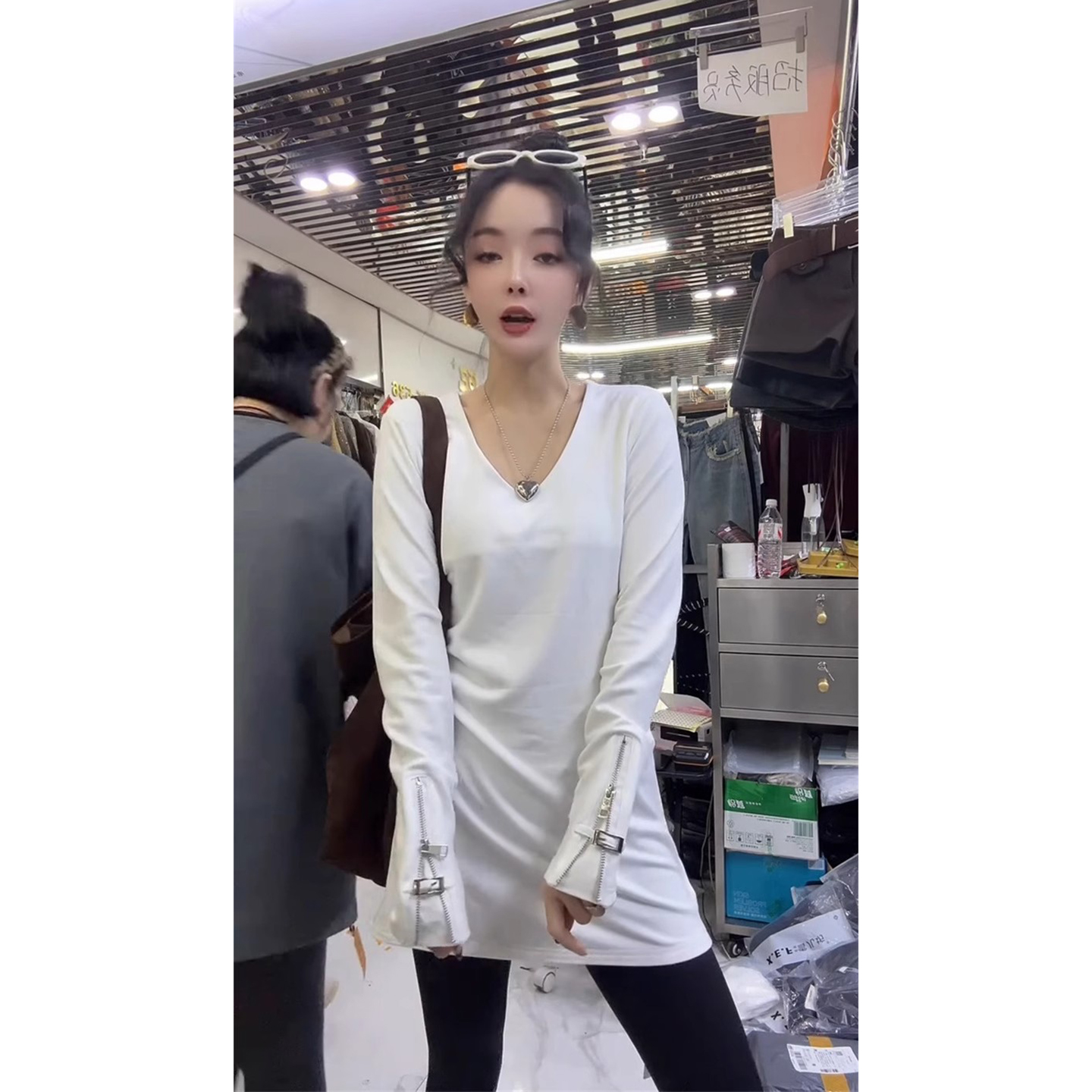 欧洲站2025冬季新款辣妹风纯色V领拉链T恤女洋气百搭显瘦打底上衣