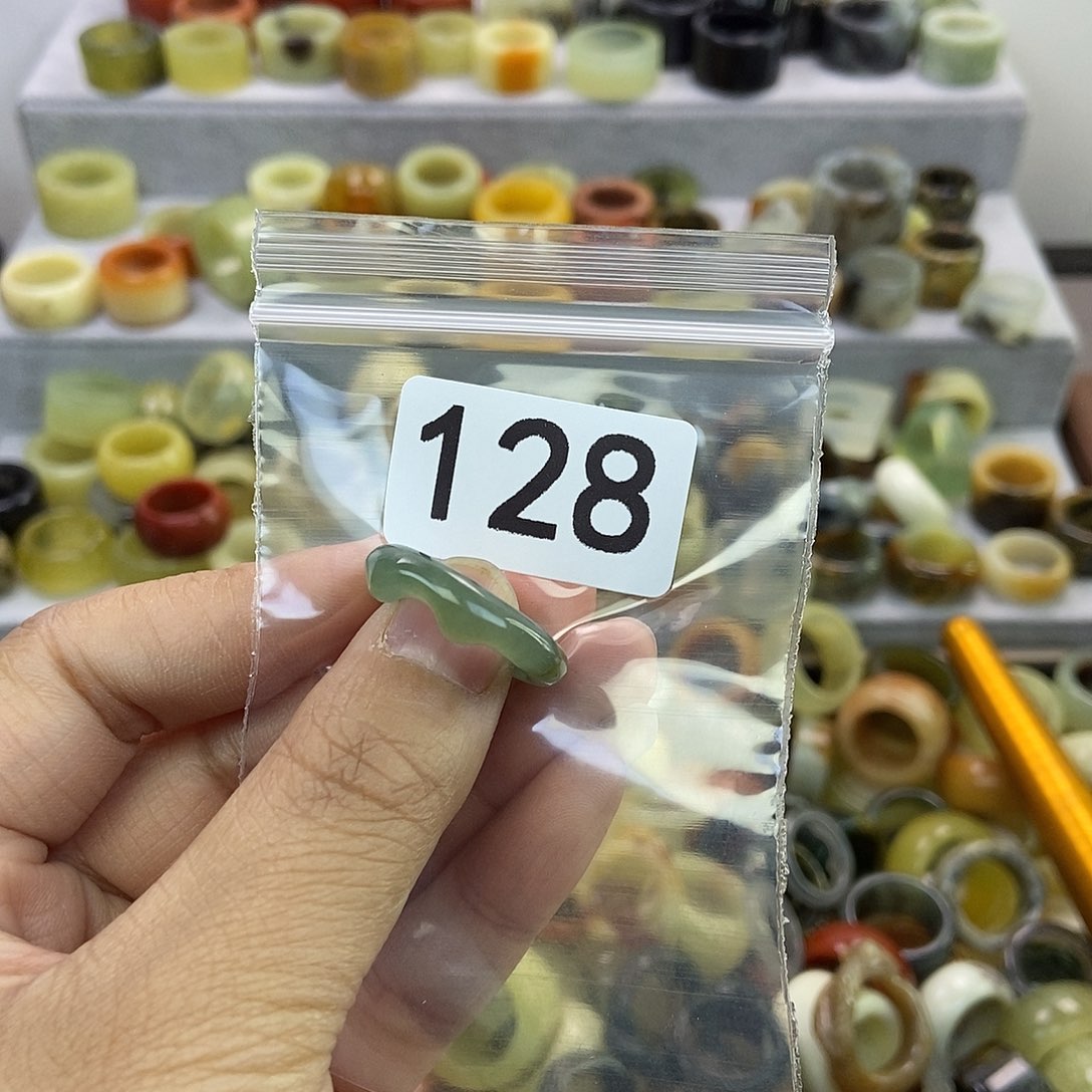 小***乖蛇纹石玉未镶嵌戒指