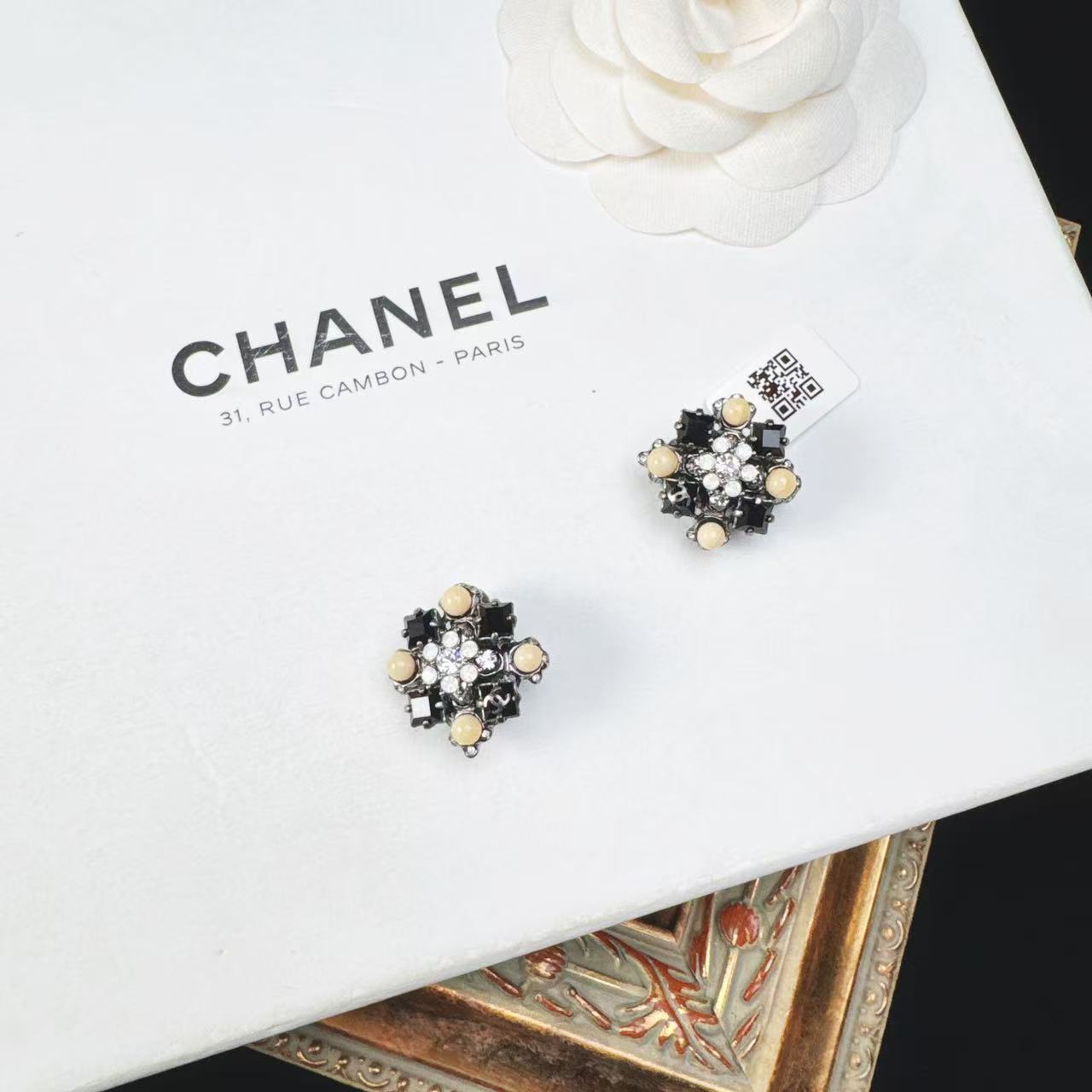 95新 Chanel/香奈儿 柚礼中古/香奈儿黑琉璃十字耳夹lz508448