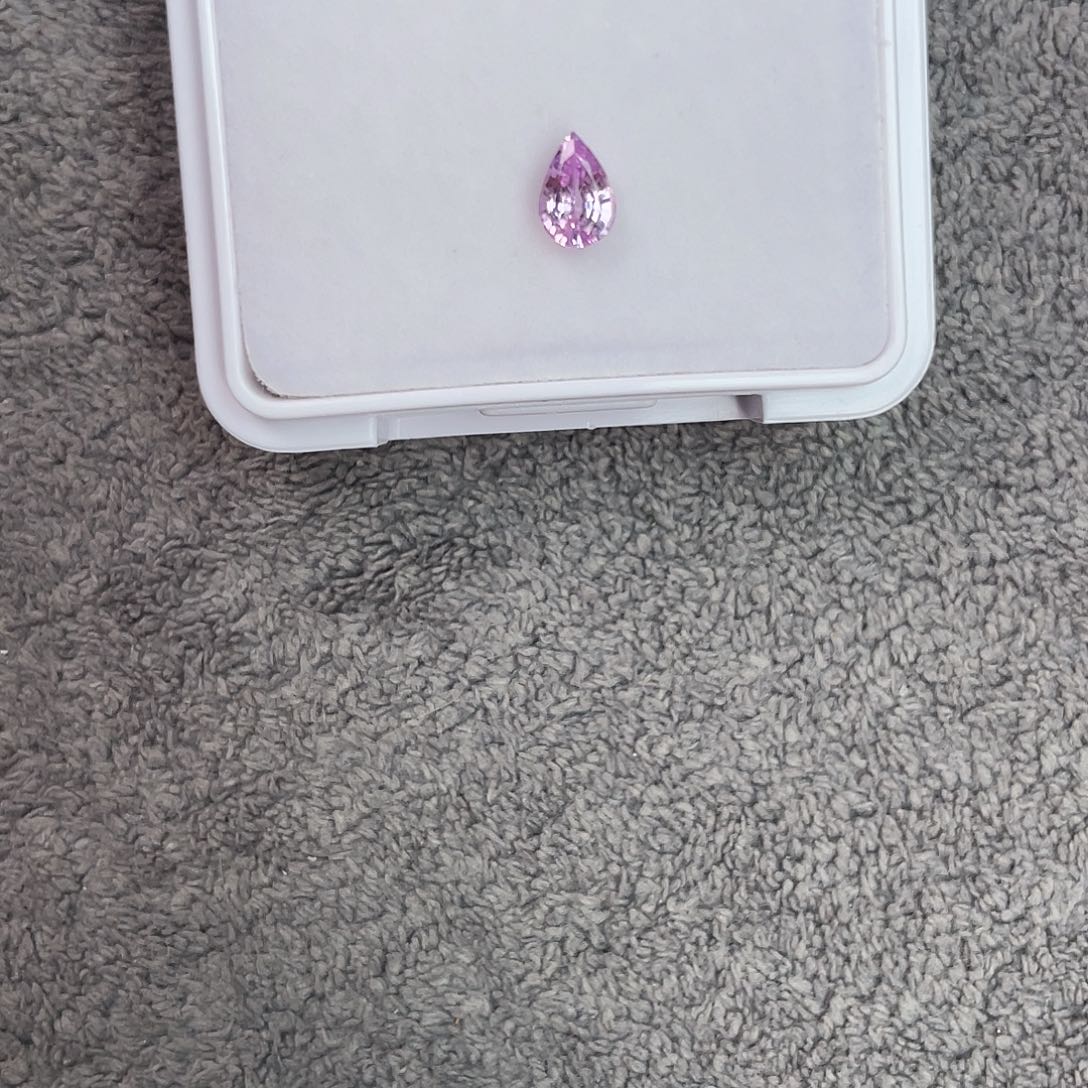 蓝宝石裸石未镶嵌0.45Ct。  