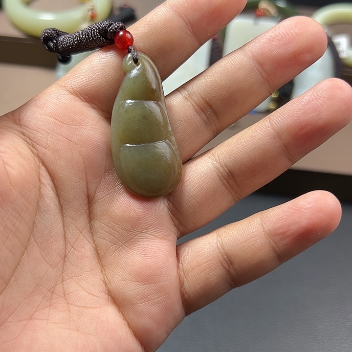 和田玉未镶嵌颈饰财***娘