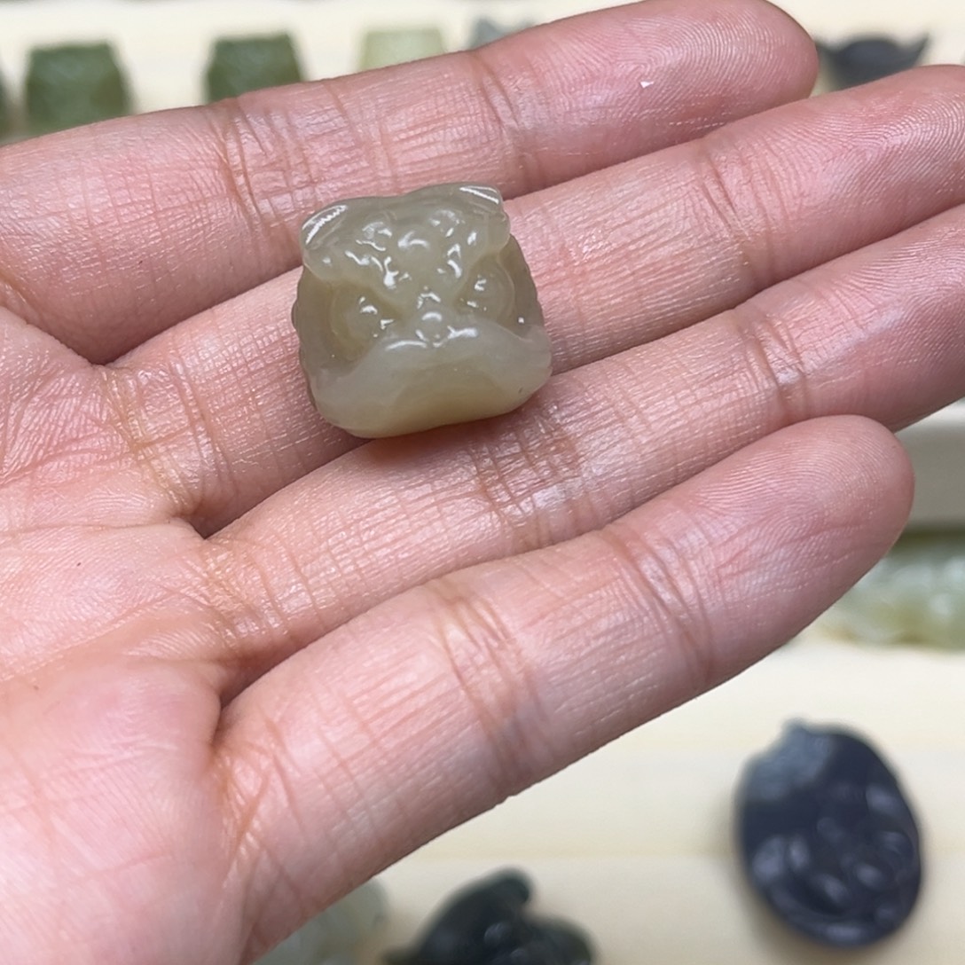 ****公和田玉未镶嵌珠宝半成品