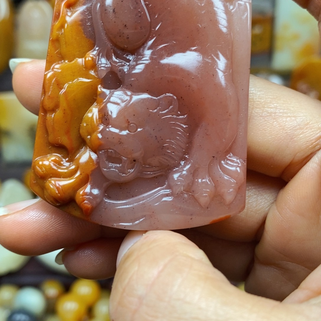 石英质玉（黄龙玉）颈饰未镶嵌