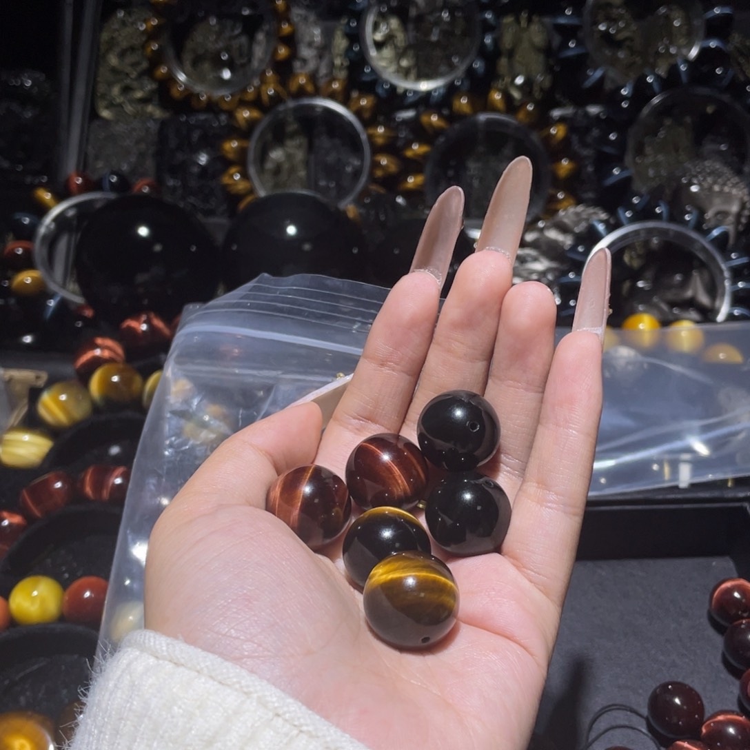 苍***民木变石未镶嵌手链