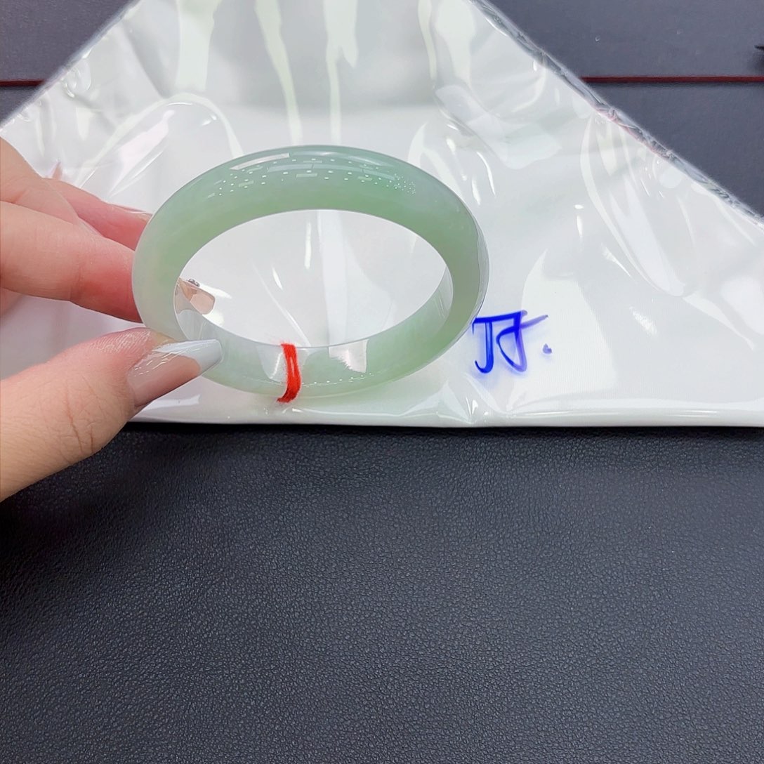 翡翠手镯未镶嵌手镯