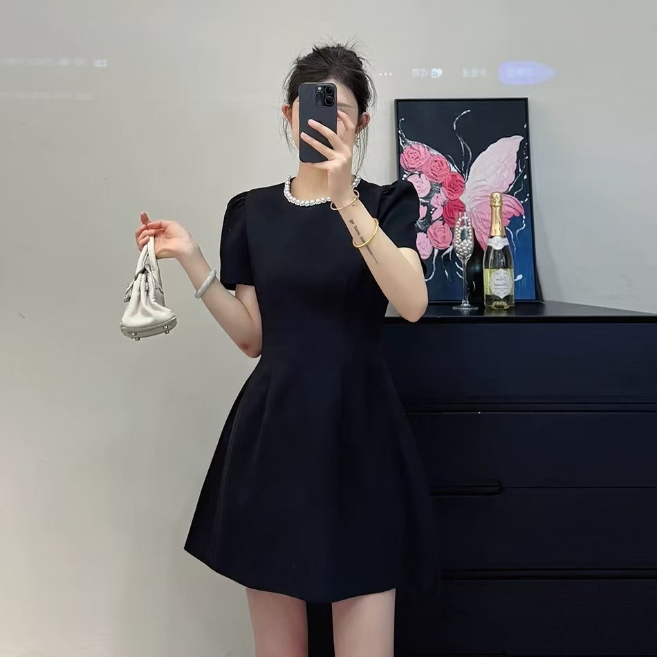 赫本风重工钉珠圆领短袖连衣裙女2025夏季新款收腰显瘦时尚小黑