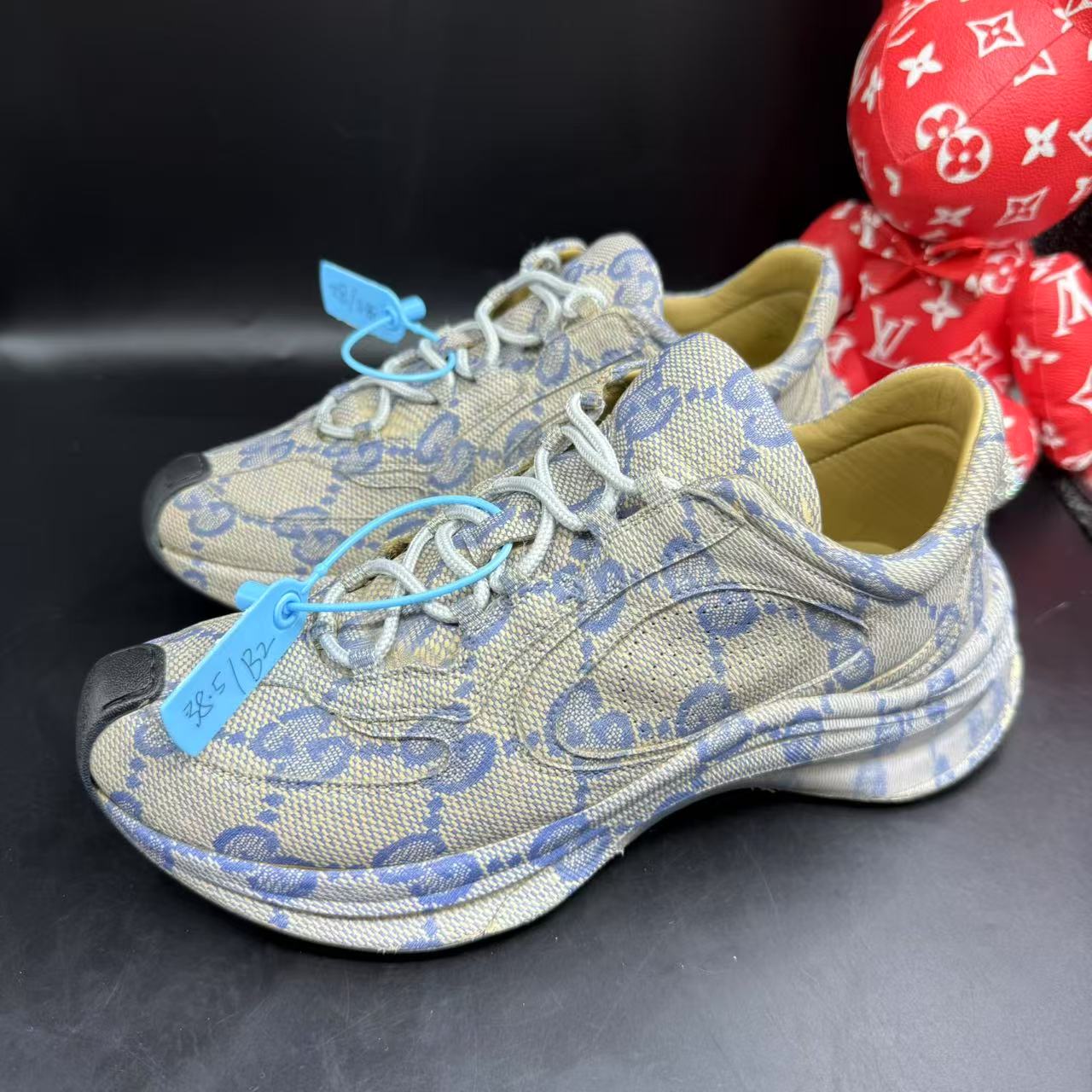 95新 GUCCI/古驰 男士时尚灰蓝老花满印运动鞋38.5欧码 olas175