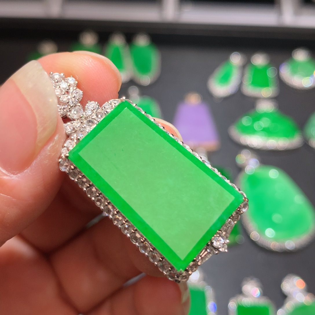 翡翠颈饰18K金镶嵌翡翠