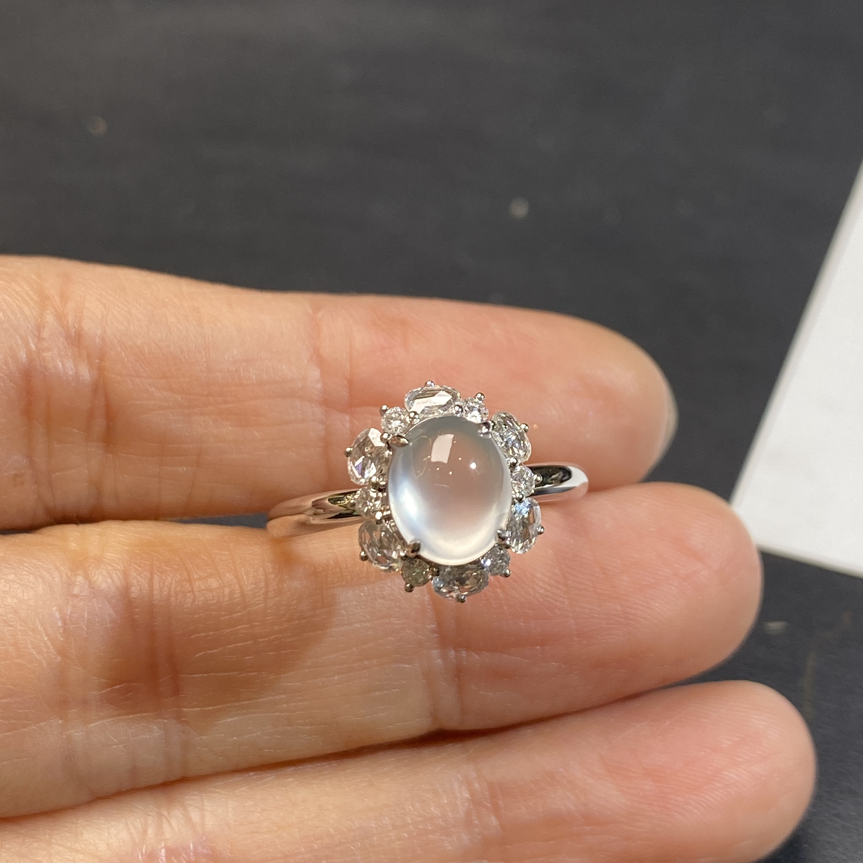 18k镶钻高冰玻璃种蛋面翡翠戒指 圈口14 种老 冰透水润 上身大气