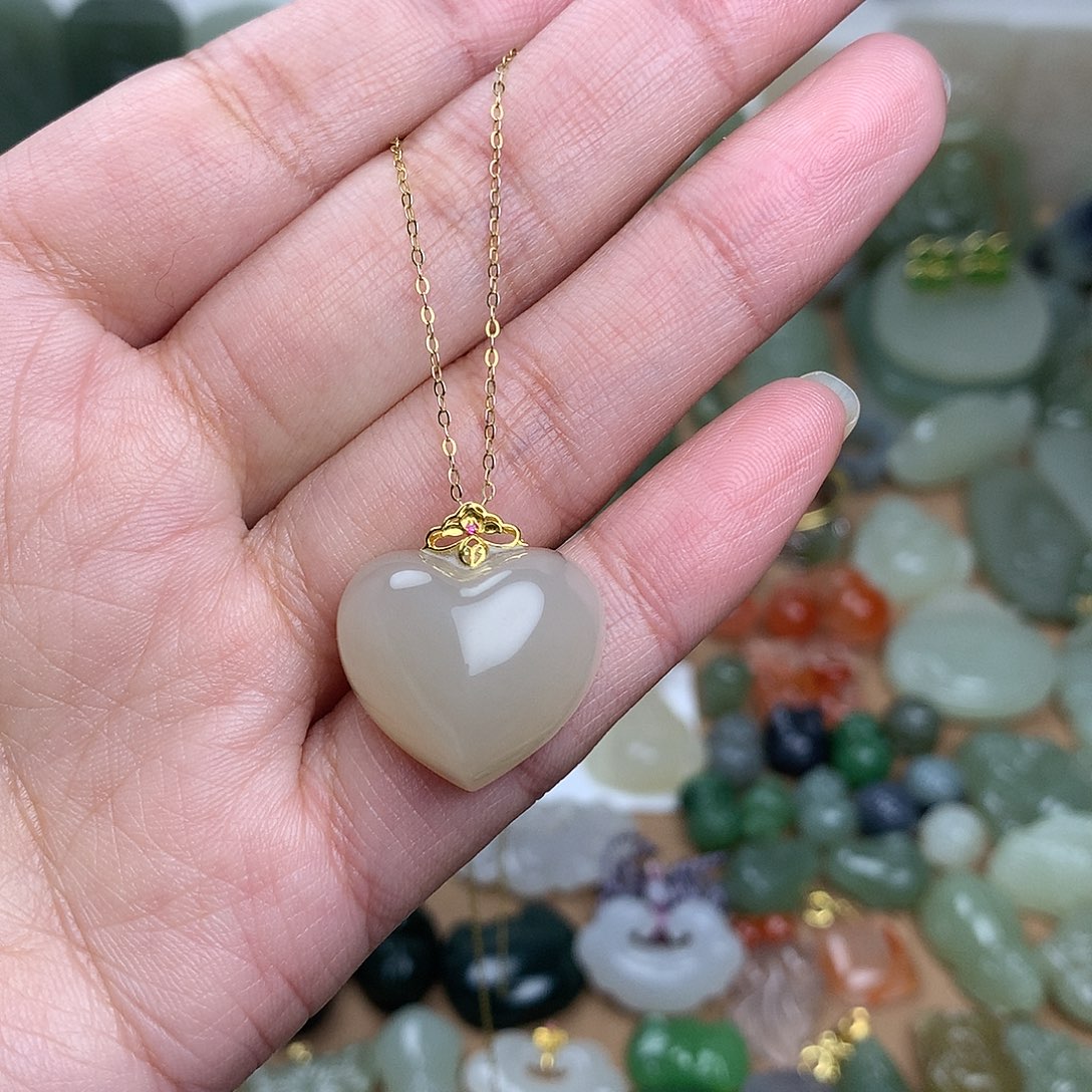 和田玉吊坠18K金镶嵌