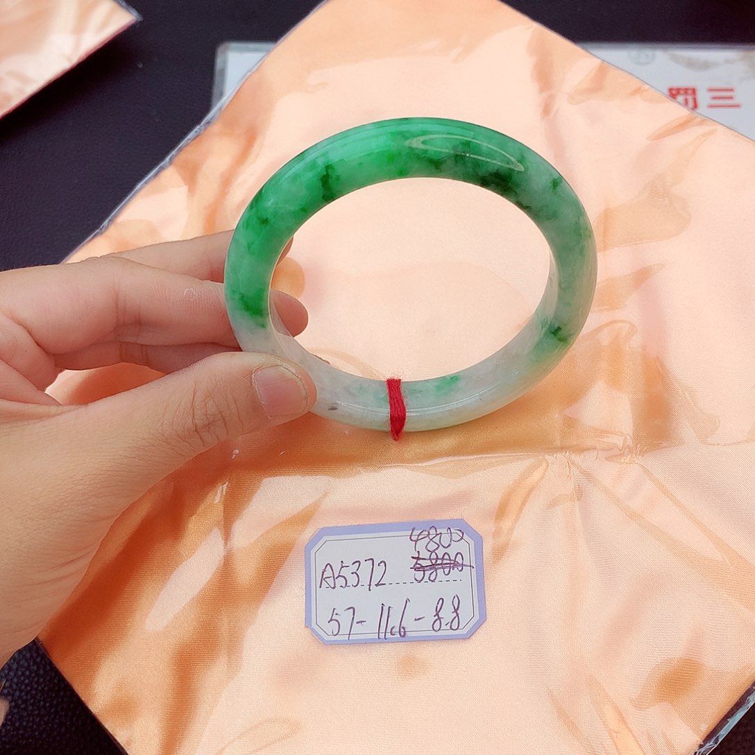 翡翠手镯未镶嵌翡翠