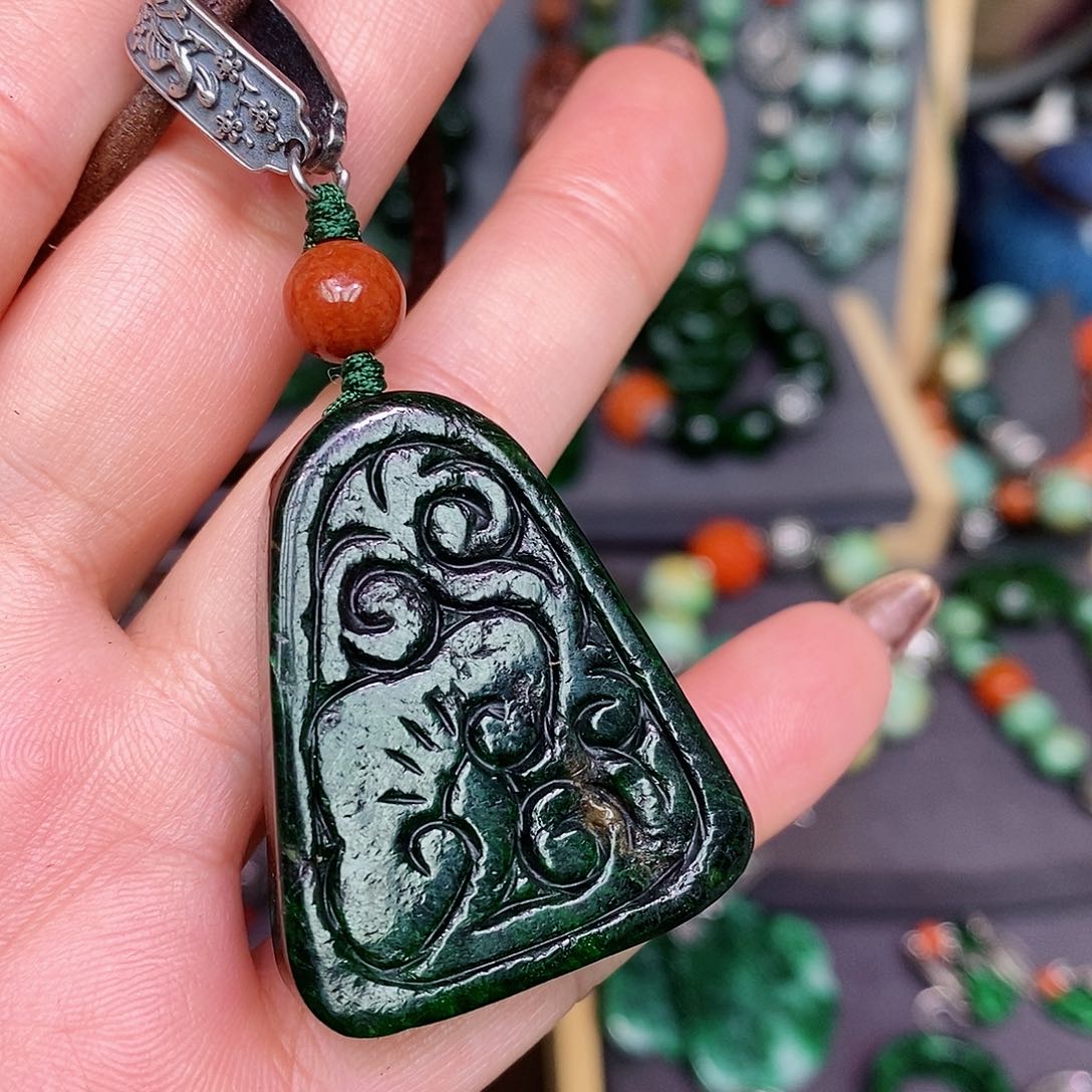 翡翠颈饰未镶嵌漂亮美眉