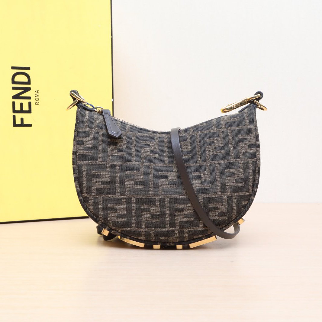99新 FENDI/芬迪 黑黑精选P205335580 老花 帆布单肩包 月亮包