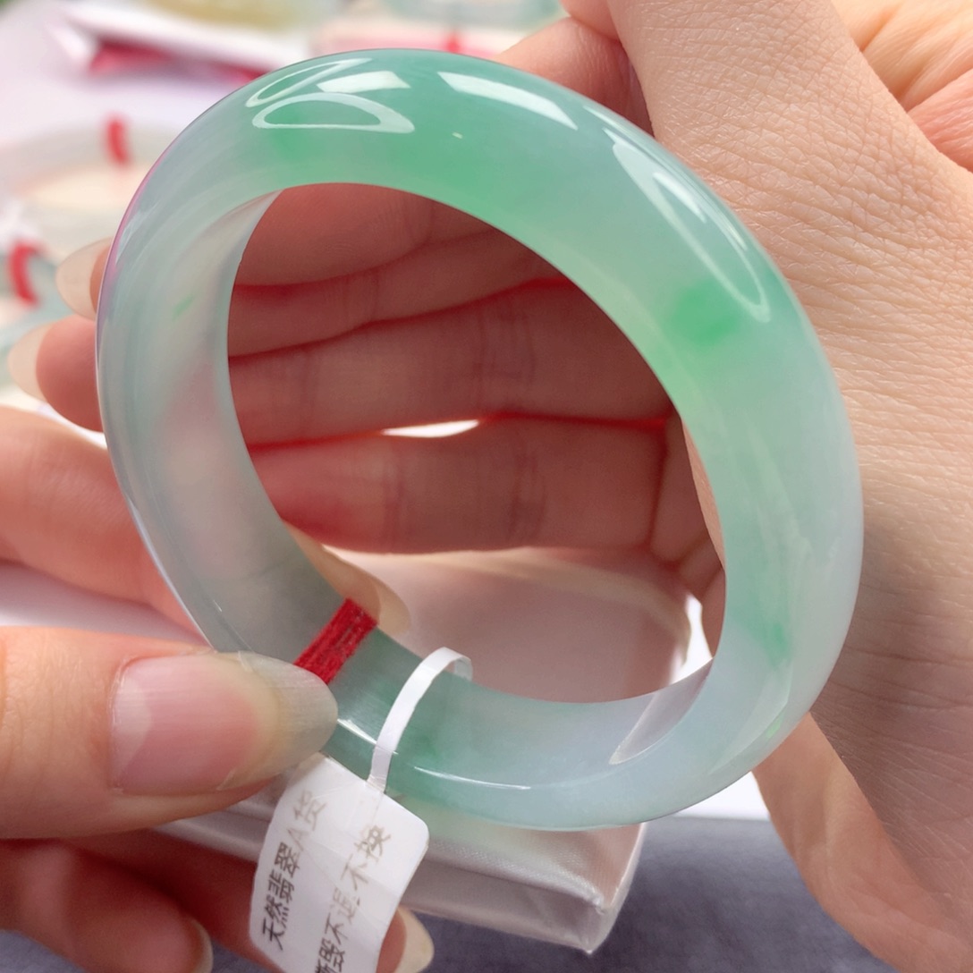 翡翠手镯未镶嵌贵气华丽，小小