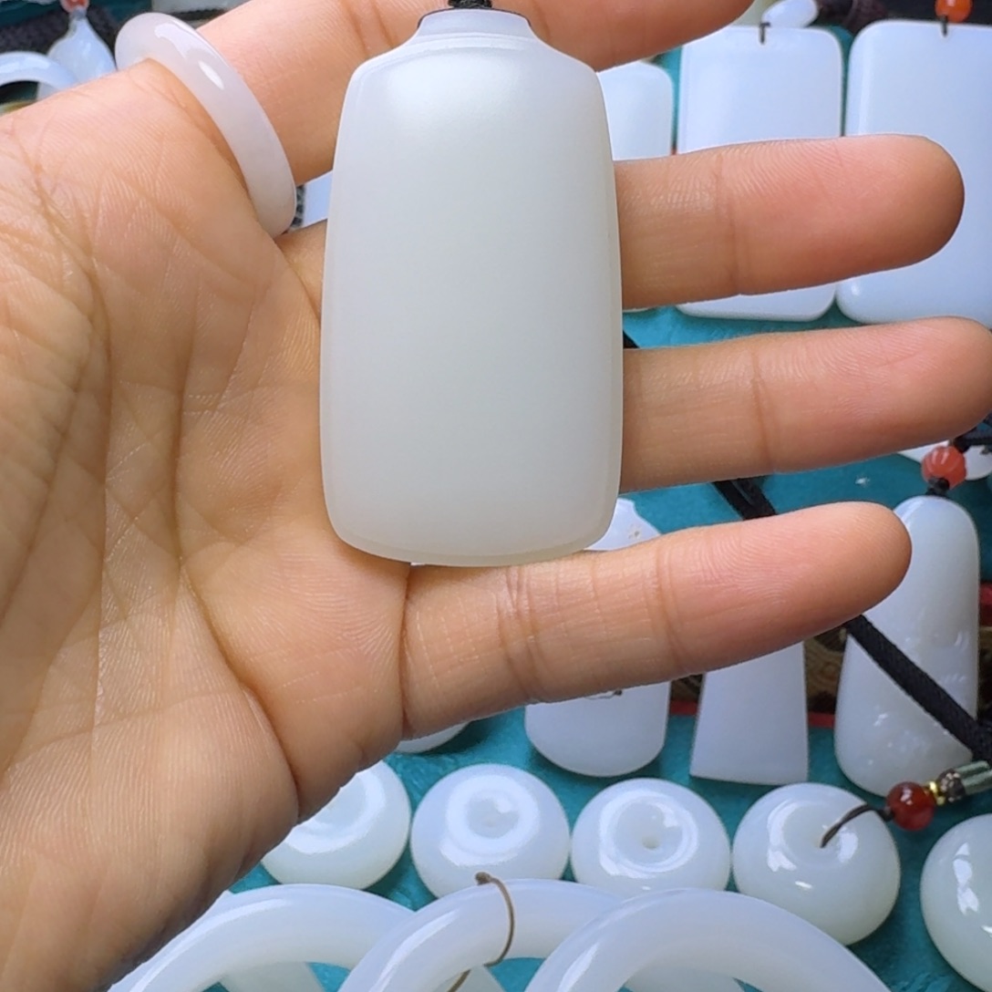 和田玉颈饰未镶嵌咸*人