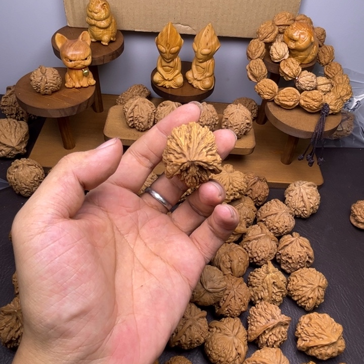 金***子桃核吊坠南疆三棱微黄