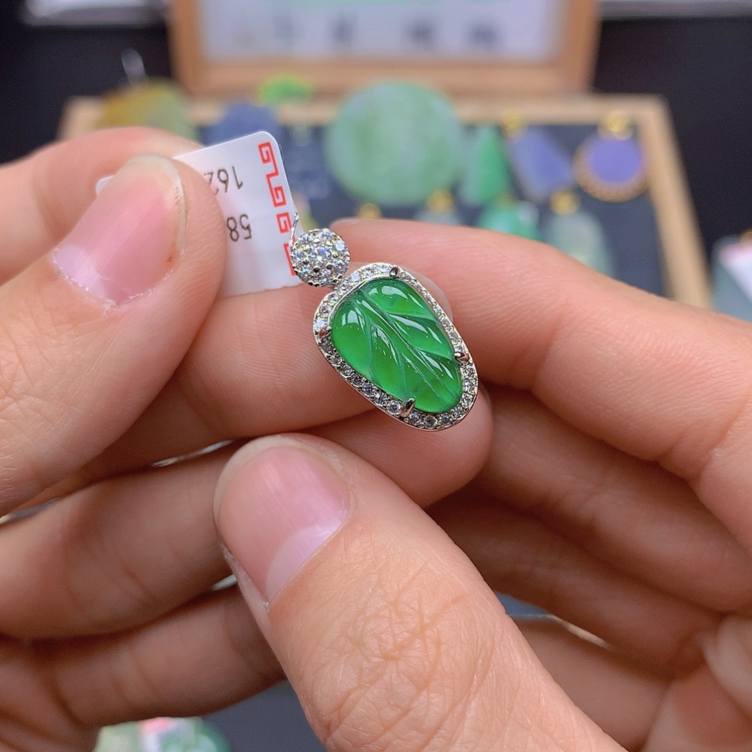 翡翠颈饰未镶嵌翡翠