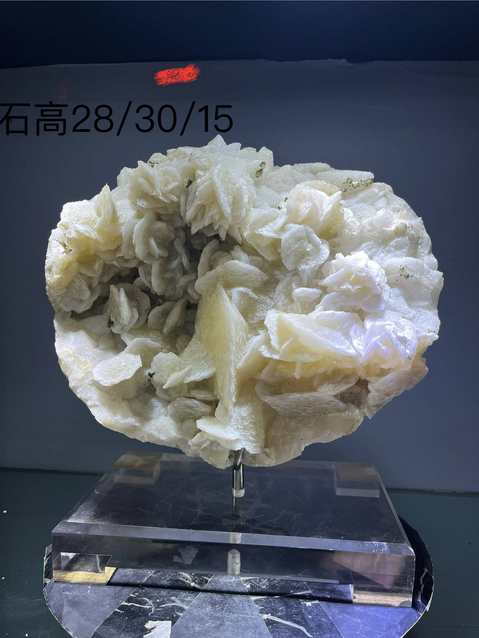 玫瑰花状方解石天然原石矿物照紫光灯下有红色莹光表现每件不一样