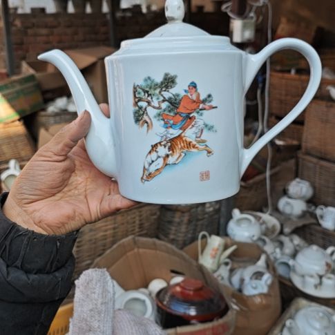 库存微瑕武松打虎多孔茶壶