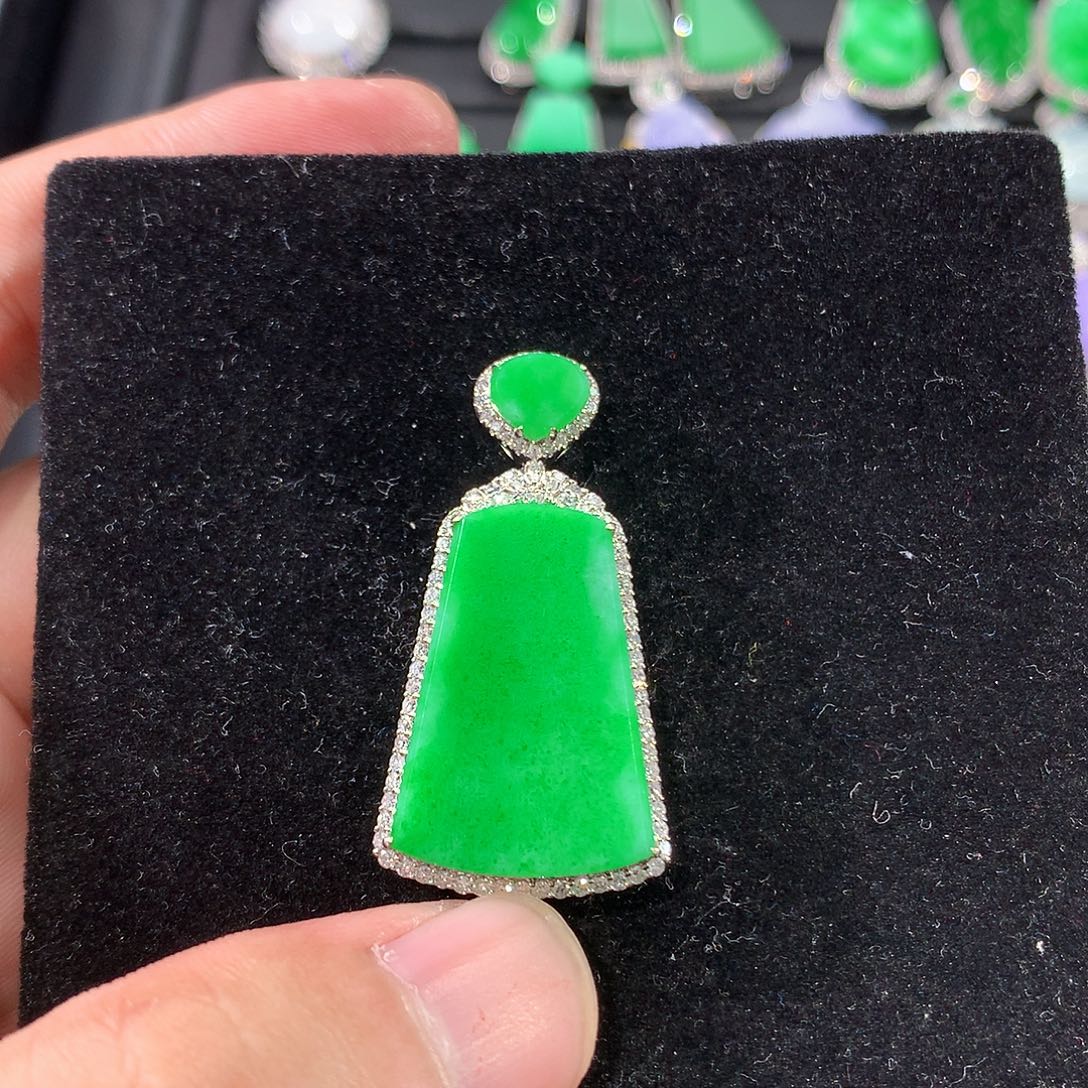 翡翠18K金镶嵌颈饰