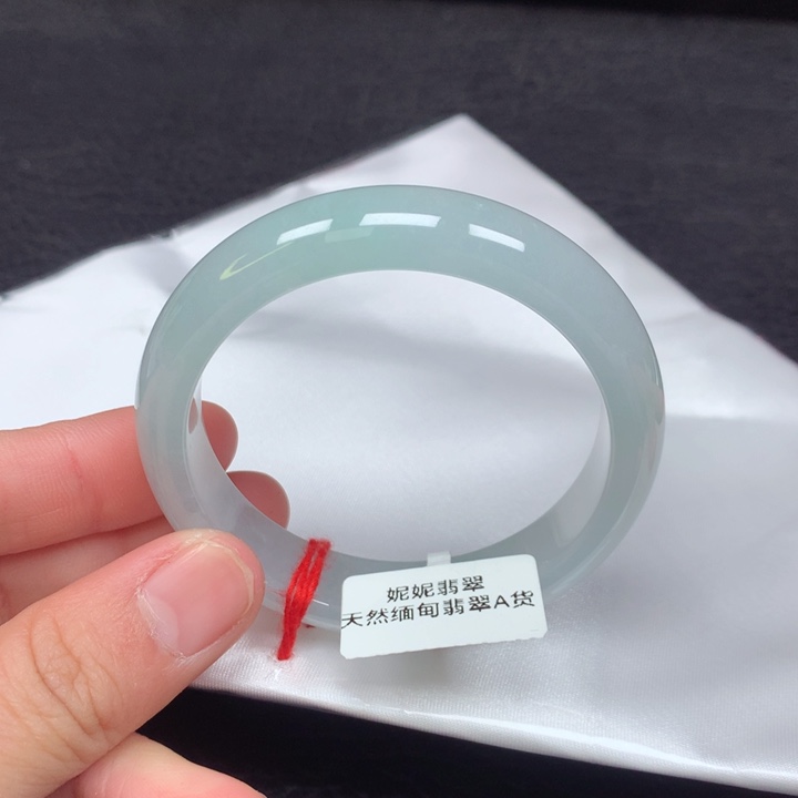 翡翠手镯未镶嵌。