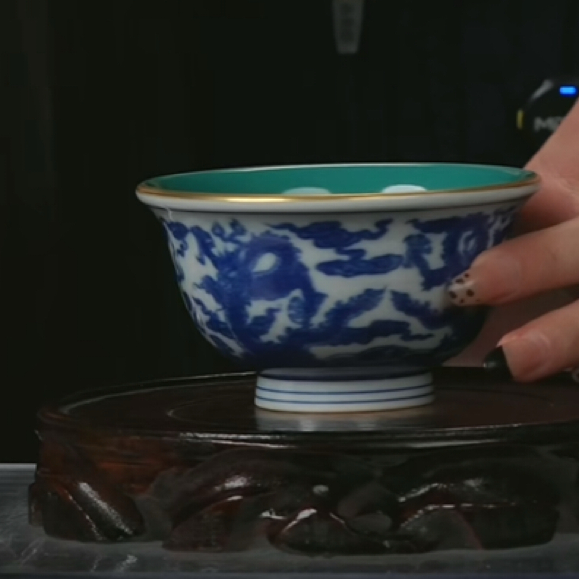 Y内松石绿釉外青花海水龙纹杯