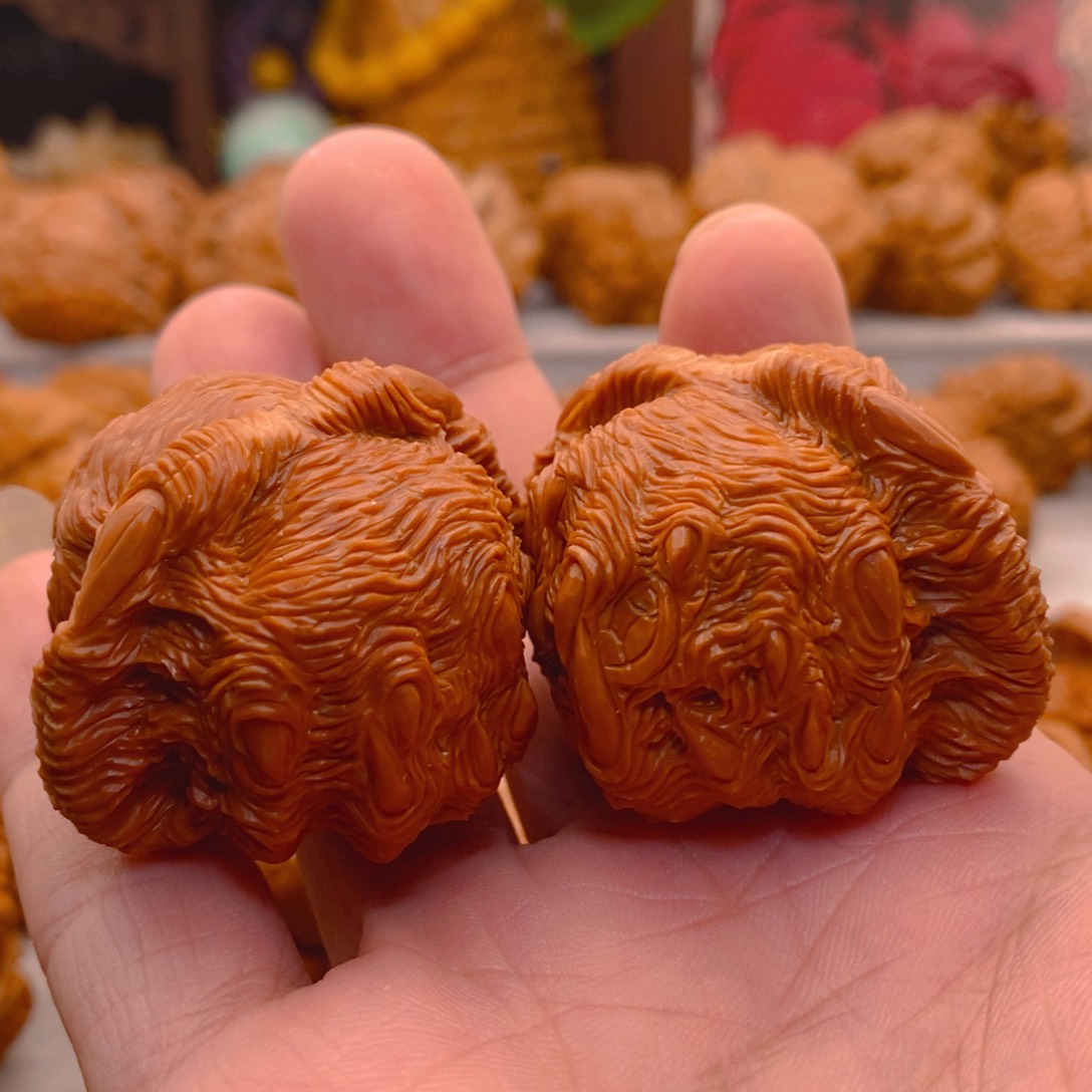 文玩核桃把件纯手工雕刻吞噬