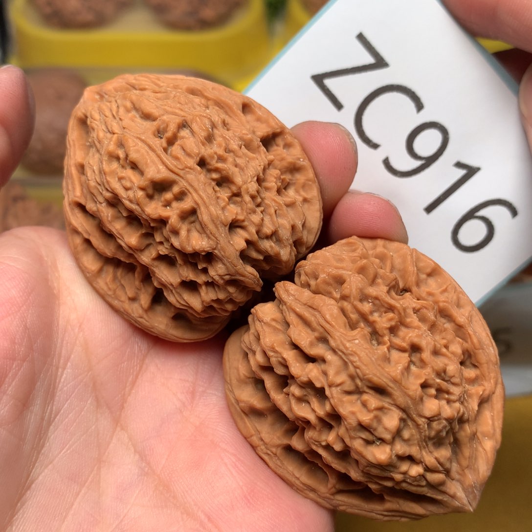 文玩核桃把件红皮炮弹南疆石40