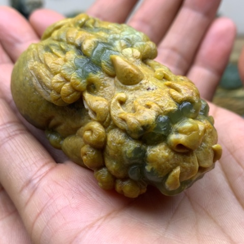 【闪购商品】未镶嵌岫岩河磨玉（透闪石质玉）把件塑****袋