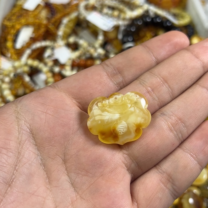 沁***蓝琥珀未镶嵌裸石蜜蜡如意4.3g不退不换