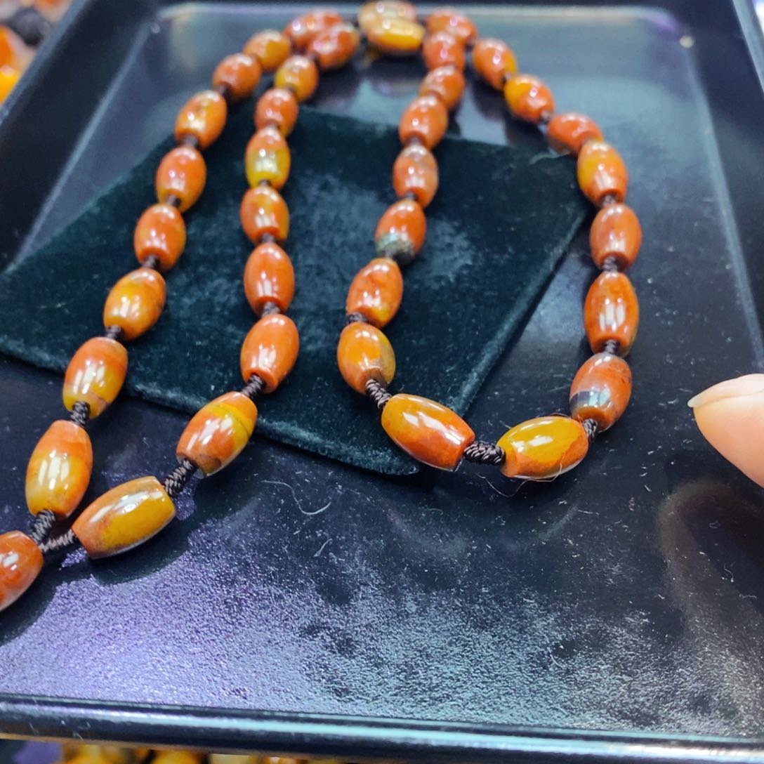 未镶嵌石英质玉（黄龙玉）颈饰