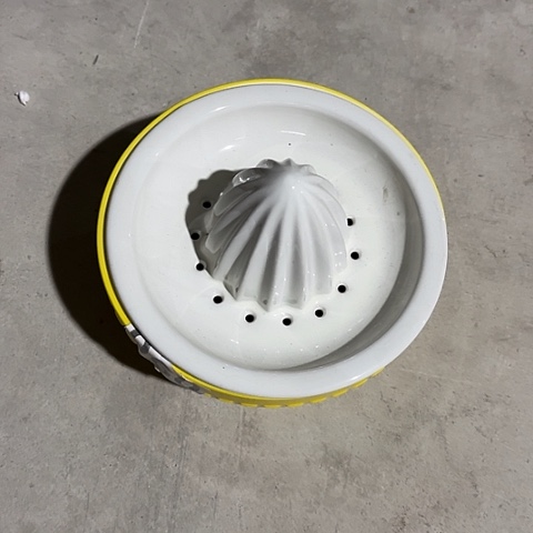 微瑕，不能明火，口径13厘米，挤汁器
