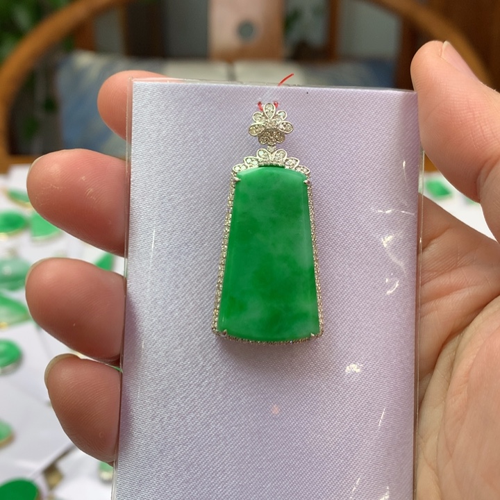翡翠颈饰18K金镶嵌翡翠吊坠