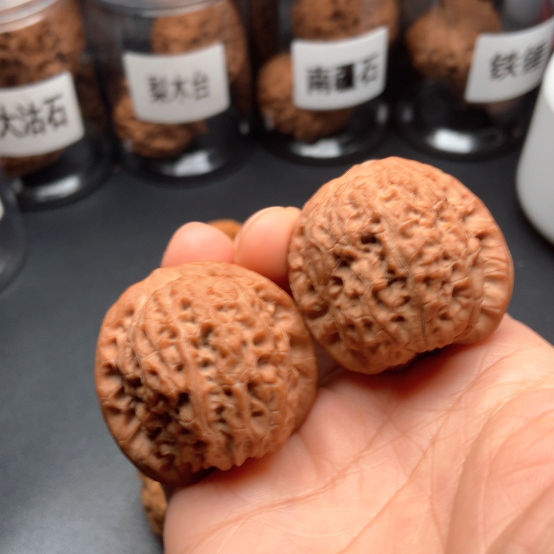 文玩核桃吊坠血麒麟38