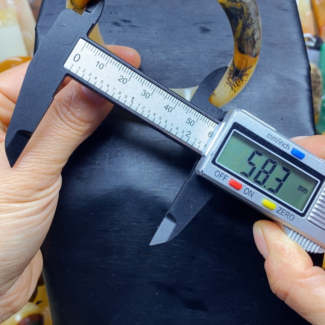 石英质玉（黄龙玉）颈饰未镶嵌