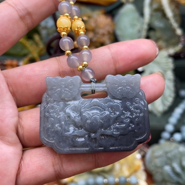 蛇纹石玉吊坠合金