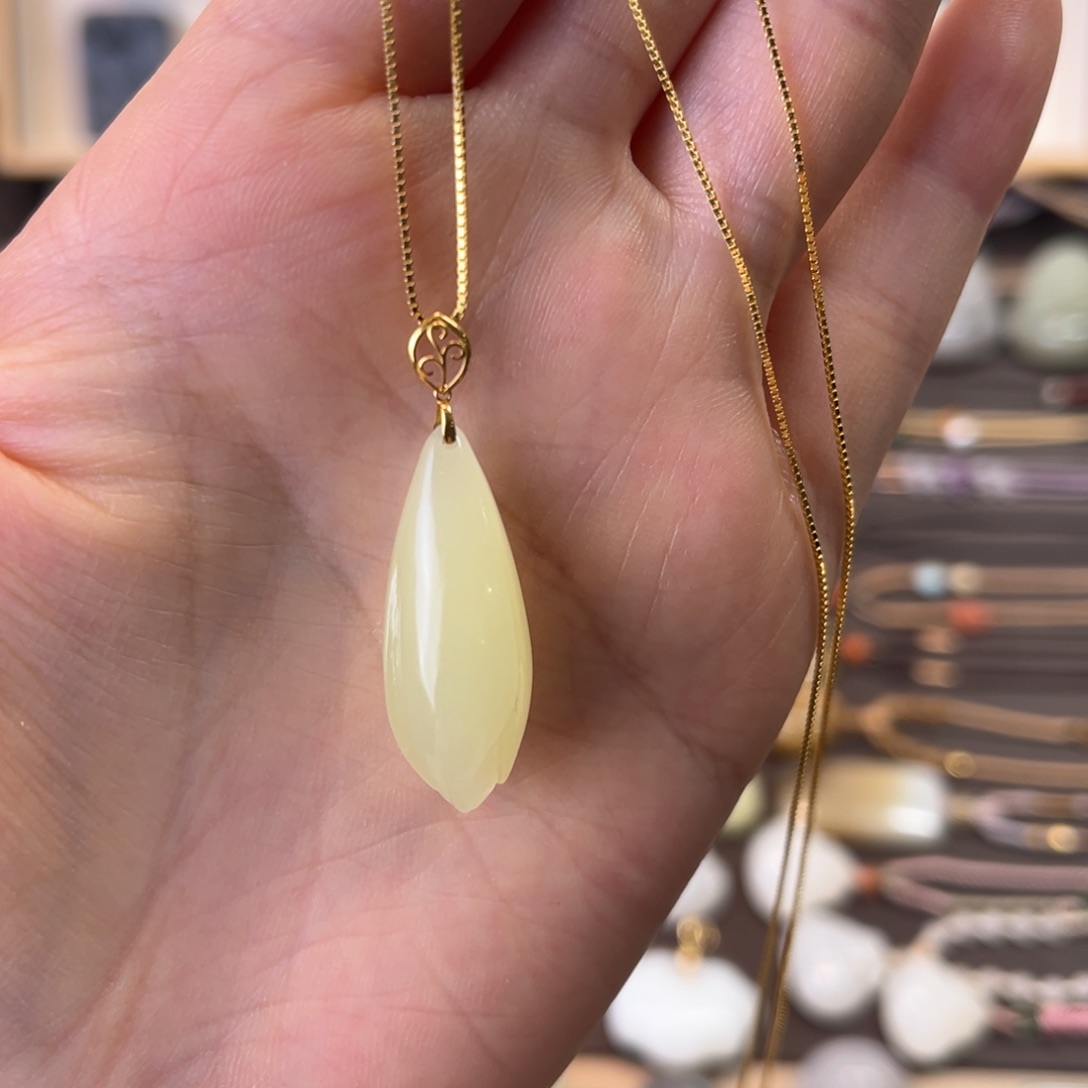 和田玉颈饰18K金镶嵌玉兰花