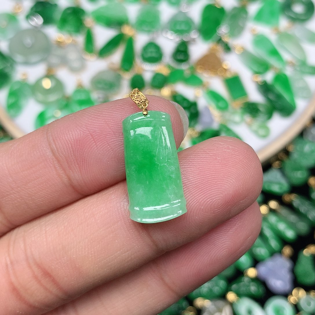 翡翠颈饰18K金镶嵌小巧精美飘阳绿竹节