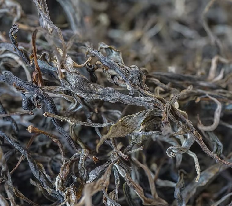 2025年易武麻黑红土坡二类古树头春散料【晒青毛茶】