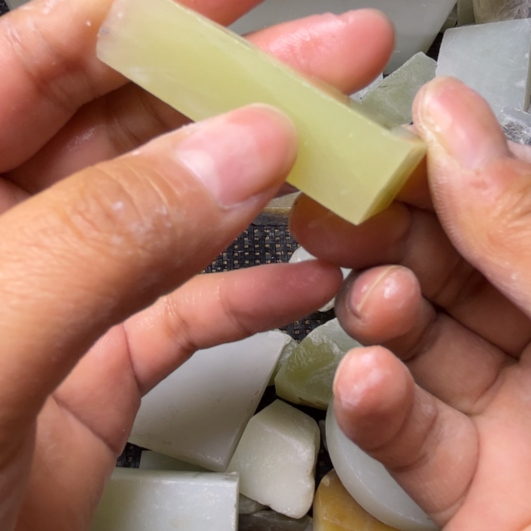 和田玉未镶嵌颈饰有裂